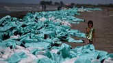 PT Pertamina Hulu Energi (PHE) mengatakan gelembung gas terjadi di sekitar anjungan lepas pantai YYA, Blok Migas Offshore North West Java (ONWJ) yang terletak sekitar 2 kilometer dari Pantai Utara Jawa, Karawang. (ANTARA FOTO/Sigid Kurniawan/ama)