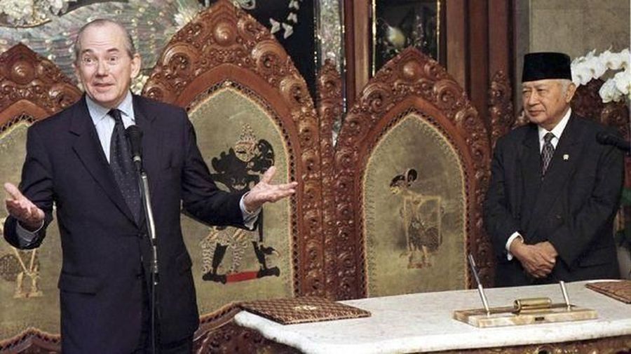 Michel Camdessus dan Presiden Soeharto (Reuters)