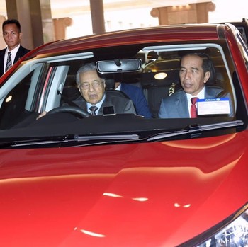 Naik Proton Merah, Ini Momen Jokowi Disopiri Mahathir