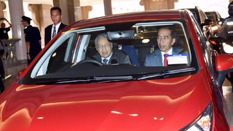 Di Malaysia Perdana Menteri Malaysia Mahathir Mohamad sempat menyopiri langsung Presiden Jokowi