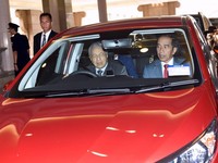 Naik Proton Merah, Ini Momen Jokowi Disopiri Mahathir