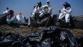 Warga beristirahat seusai membantu mengumpulkan ceceran minyak mentah di Pantai Tanjungsari, Karawang, Jawa Barat, Kamis (8/8/2019). (ANTARA FOTO/Sigid Kurniawan/ama)