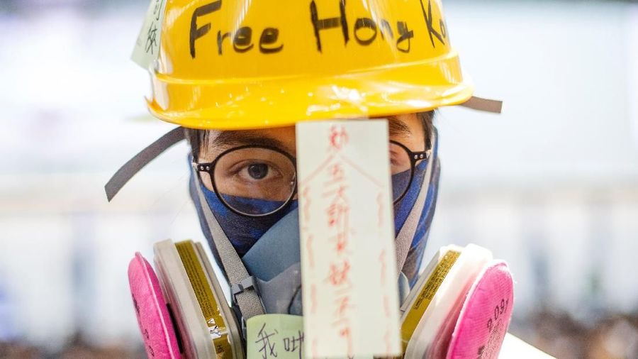 Para demonstran masih memadati wilayah kedatangan di Bandara Internasional Hong Kong