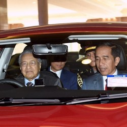 Ini Penampakan Saat Jokowi Disopiri Mahathir Pakai Proton