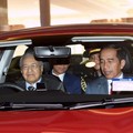 Ini Penampakan Saat Jokowi Disopiri Mahathir Pakai Proton