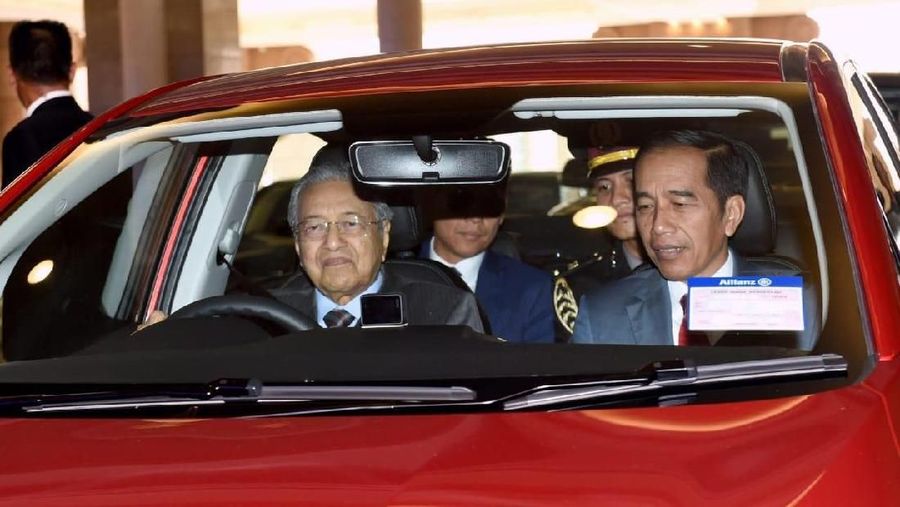 Mahathir menyopiri Jokowi saat berada di Putrajaya.
