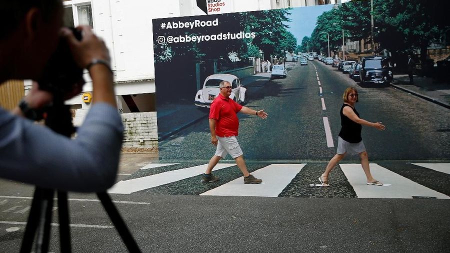 Abbey Road menjadi salah destinasi wajib bagi para Beatlemania yang ingin ziarah ke Inggris.