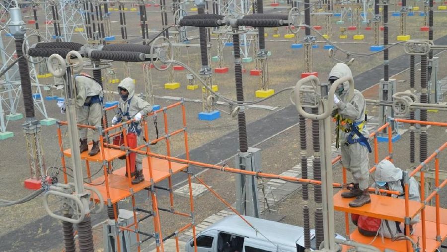 Pasukan Elit Milik PLN, Bernama Pasukan PDKB
Jakarta, 9 Agustus 2019 - PT PLN (Persero) memiliki 'pasukan khusus' yang terlatih melakukan pemeliharaan, perbaikan, dan penggantian isolator, konduktor maupun komponen lainnya pada jaringan listrik. Pasukan tersebut dikenal dengan tim Pekerjaan Dalam Keadaan Bertegangan (PDKB).
Pasukan Elit yang bertugas memelihara tower listrik ini dihadapkan dengan arus listrik yang sangat kuat, meski demikian pemelihaaraan harus tetap dilakukan guna menjaga kehandalan suplai listrik bagi masyarakat.
Pasukan PDKB (Pekerjaan Dalam Keadaan Bertegangan) adalah pasukan elit milik PLN yang terlatih melakukan pemeliharaan, perbaikan, dan penggantian isolator, konduktor maupun komponen lainnya pada jaringan listrik tanpa memadamkan aliran listrik, sehingga masyarakat Indonesia dapat tetap menikmati listriknya. Hingga saat ini (Agustus 2019) PLN memiliki sebanyak 1321 pasukan PDKB yang tersebar se-Indonesia, terbagi menjadi PDKB Tegangan Extra Tinggi (TET) dan Tegangan Tinggi (TT) sebanyak 351 personil, Tegangan Menengah (TM) sebanyak 970 personel.
Pasukan PDKB memiliki berbagai sertifikasi, diantaranya sertifikasi internal PLN, Sertifikasi internasional dari Omaka New Zealand dan Terex Ritz Brazil, sertifikasi Direktur Jenderal Ketenagalistrikan (DJK) Kementerian ESDM terkait bidang dan level kompetensinya
Pasukan PDKB memiliki pedoman K3 atau kesehatan, keamanan dan keselamatan dalam bekerja berupa K3 Personil, K3 Peralatan dan K3 Instalasi. K3 personil memakai peralatan Alat Pelindung Diri (APD) yaitu Wear pack ( pakaian kerja ), Conductive suit complete, Conductive shoes, Helm, Safety shoes, Safety gloves, Safety glasses, Lanyard, Harnes, Handy Talky, Rompi Pengawas pekerjaan, Rompi Pengawas K3, termasuk melakukan General Check Up dan dinyatakan lulus untuk bekerja.
Pasukan PDKB yang bekerja harus memahami tanggung jawab masing-masing, mengidentifikasi pekerjaan mereka, melaksanakan Job Safety Analysis (JSA), serta menentukan langkah yang akan diambil untuk antisipasi bahaya, melaporkan kondisi fisik mereka jika mulai kelelahan, sakit mendadak dan terjadi cidera saat melakukan pekerjaan kepada Pengawas K3, mereka juga harus mematuhi Instruksi Kerja yang sesuai dengan SOP, jarak aman minimum saat bekerja agar pekerjaan terlaksana dengan aman dan lancar. Kondisi personil juga harus dipastikan sehat baik fisik maupun mental dengan mengisi blangko Kesiapan Pelaksana Dan Pembagian Tugas.
Untuk K3 peralatan, peralatan PDKB harus disimpan pada tempat yang sejuk dan kering, mempunyai sertifikat lulus uji dari pabrikan dan unit setempat yang ditunjuk, melakukan pengetesan Hot stick yaitu peralatan berisolasi yang digunakan sebagai media dalam bekerja yang menjaga posisi bagian yang bertegangan dan tidak bertegangan serta Rope yaitu tali tambang yang mempunyai nilai isolasi yang digunakan sebagai media transportasi. Pengecekan kondisi peralatan PDKB yang akan digunakan dalam pekerjaan secara visual dilakukan sebelum berangkat ke lapangan dan sesudah tiba di lapangan untuk memastikan apakah permukaannya terdapat kotoran tanah, lumpur dan kondisinya masih layak digunakan sesuai dengan standar.
Personil PDKB juga membuat jadwal pekerjaan kemudian dimintakan persetujuan kepada Unit PLN terkait serta melakukan pekerjaan sesuai jadwal pekerjaan yang telah disetujui. Cuaca dan kelembaban udara diperhatikan sebelum dilaksanakannya pekerjaan PDKB. Pengawas pekerjaan dan Pengawas K3 berkoordinasi dengan Unit PLN terkait mengenai kapan pekerjaan akan dimulai / diakhiri, beban dan apabila terjadi keadaan darurat.
Terdapat Pasukan PDKB Transmisi dan Gardu Induk, untuk PDKB Transmisi harus memenuhi kualifikasi rekrutmen yang relatif lebih ketat karena jenis pekerjaannya memang berbeda dengan pekerjaan tenaga kerja PLN lainnya diantaranya yaitu tidak takut ketinggian. Personil PDKB terbagi menjadi dua kompetensi bidang, yaitu bidang metode berjarak dan bidang metode sentuh langsung dengan kompetensi 5 level,
Pasukan PDKB Sentuh Langsung merupakan tim yang dapat memperbaiki jaringan dengan cara menyentuh langsung jaringan tersebut, contohnya untuk PDKB TM melakukan pekerjaan sentuh langsung pada jaringan 70.000 Volt, menggunakan sarana pendukung antara lain kendaraan crane yang berisolasi tahan 24.000 Volt untuk membawa petugas ke posisi mendekati jaringan, boom isolasi yang tahan tegangan 130 kV; dan bucket isolasi yang tahan tegangan 40 kV. Para personil yang teribat dalam pekerjaan ini harus menggunakan sleeve (pelindung/isolasi lengan) yang tahan 40 kV, sarung tangan isolasi yang tahan 30 kV, dan sepatu boot isolasi yang tahan 30 kV. Kelebihan dari Tim PDKB-TM Sentuh Langsung adalah dapat bekerja 3 kali lebih cepat daripada Tim PDKB-TM dengan metode berjarak (menggunakan tongkat khusus dan tidak menyentuh langsung jaringan).
Para personil PDKB pun memiliki acara tahunan yaitu Konvensi PDKB yang bertujuan untuk saling berbagi ilmu keterampilan lapangan dalam meningkatkan pelayanan kepada pelanggan. Kegiatan tahunan ini merupakan diadakan juga dalam rangka memperingati hari jadi PDKB yang jatuh bersamaan dengan hari pahlawan yaitu setiap tanggal 10 November dan pada 2019 nanti PDKB akan berumur 24 tahun. Kegiatan ini diikuti oleh perwakilan dari tim PDKB unit PLN seluruh Indonesia dengan menghadirkan 3 orang dari setiap Unit Area. Kegiatan konvensi ini diharapkan dapat merefresh kembali kondisi team PDKB dan menumbuhkan rasa solidaritas terhadap lingkungan dan kerjasama dalam tim PDKB serta dukungan terhadap kinerja perusahaan sehingga dapat meningkatkan pelayanan terhadap masyarakat.
Pasukan PDKB harus mengedepankan konsep zero accident, patuh pada SOP, keutamaan teamwork, dan profesionalisme kerja, keberadaan Tim PDKB ini merupakan wujud nyata komitmen PLN dalam upaya memberikan pelayanan terbaik bagi para pelanggan. (dok. PLN)