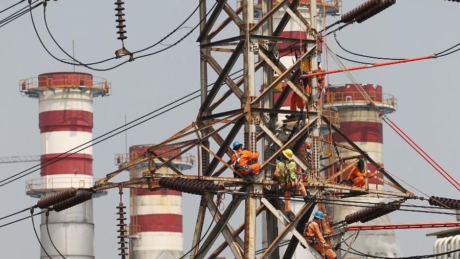 Pasukan Elit Milik PLN, Bernama Pasukan PDKB

Jakarta, 9 Agustus 2019 - PT PLN (Persero) memiliki 'pasukan khusus' yang terlatih melakukan pemeliharaan, perbaikan, dan penggantian isolator, konduktor maupun komponen lainnya pada jaringan listrik. Pasukan tersebut dikenal dengan tim Pekerjaan Dalam Keadaan Bertegangan (PDKB). 

Pasukan Elit yang bertugas memelihara tower listrik ini dihadapkan dengan arus listrik yang sangat kuat, meski demikian pemelihaaraan harus tetap dilakukan guna menjaga kehandalan suplai listrik bagi masyarakat. 

Pasukan PDKB (Pekerjaan Dalam Keadaan Bertegangan) adalah pasukan elit milik PLN yang terlatih melakukan pemeliharaan, perbaikan, dan penggantian isolator, konduktor maupun komponen lainnya pada jaringan listrik tanpa memadamkan aliran listrik, sehingga masyarakat Indonesia dapat tetap menikmati listriknya. Hingga saat ini (Agustus 2019) PLN memiliki sebanyak 1321 pasukan PDKB yang tersebar se-Indonesia, terbagi menjadi PDKB Tegangan Extra Tinggi (TET) dan Tegangan Tinggi (TT) sebanyak 351 personil, Tegangan Menengah (TM) sebanyak 970 personel.

Pasukan PDKB memiliki berbagai sertifikasi, diantaranya sertifikasi internal PLN, Sertifikasi internasional dari Omaka New Zealand dan Terex Ritz Brazil, sertifikasi Direktur Jenderal Ketenagalistrikan (DJK) Kementerian ESDM terkait bidang dan level kompetensinya

Pasukan PDKB  memiliki pedoman K3 atau kesehatan, keamanan dan keselamatan dalam bekerja berupa K3 Personil, K3 Peralatan dan K3 Instalasi. K3 personil memakai peralatan Alat Pelindung Diri (APD) yaitu Wear pack ( pakaian kerja ), Conductive suit complete, Conductive shoes, Helm, Safety shoes, Safety gloves, Safety glasses, Lanyard, Harnes, Handy Talky, Rompi Pengawas pekerjaan, Rompi Pengawas K3, termasuk melakukan General Check Up dan dinyatakan lulus untuk bekerja.

Pasukan PDKB yang bekerja harus memahami tanggung jawab masing-masing, mengidentifikasi pekerjaan mereka, melaksanakan Job Safety Analysis (JSA), serta menentukan langkah yang akan diambil untuk antisipasi bahaya, melaporkan kondisi fisik mereka jika mulai kelelahan, sakit mendadak dan terjadi cidera saat melakukan pekerjaan kepada Pengawas K3, mereka juga harus mematuhi Instruksi Kerja yang sesuai dengan SOP, jarak aman minimum saat bekerja agar pekerjaan terlaksana dengan aman dan lancar. Kondisi personil juga harus dipastikan sehat baik fisik maupun mental dengan mengisi blangko Kesiapan Pelaksana Dan Pembagian Tugas.

Untuk K3 peralatan, peralatan PDKB harus disimpan pada tempat yang sejuk dan kering, mempunyai sertifikat lulus uji dari pabrikan dan unit setempat yang ditunjuk, melakukan pengetesan Hot stick yaitu peralatan berisolasi yang digunakan sebagai media dalam bekerja yang menjaga posisi bagian yang bertegangan dan tidak bertegangan serta Rope yaitu tali tambang yang mempunyai nilai isolasi yang digunakan sebagai media transportasi. Pengecekan kondisi peralatan PDKB yang akan digunakan dalam pekerjaan secara visual dilakukan sebelum berangkat ke lapangan dan sesudah tiba di lapangan untuk memastikan apakah permukaannya terdapat kotoran tanah, lumpur dan kondisinya masih layak digunakan sesuai dengan standar. 

Personil PDKB juga membuat jadwal pekerjaan kemudian dimintakan persetujuan kepada Unit PLN terkait serta melakukan pekerjaan sesuai jadwal pekerjaan yang telah disetujui. Cuaca dan kelembaban udara diperhatikan sebelum dilaksanakannya pekerjaan PDKB. Pengawas pekerjaan dan Pengawas K3 berkoordinasi dengan Unit PLN terkait mengenai kapan pekerjaan akan dimulai / diakhiri, beban dan apabila terjadi keadaan darurat. 

Terdapat Pasukan PDKB Transmisi dan Gardu Induk, untuk PDKB Transmisi harus memenuhi kualifikasi rekrutmen yang relatif lebih ketat karena jenis pekerjaannya memang berbeda dengan pekerjaan tenaga kerja PLN lainnya diantaranya yaitu tidak takut ketinggian. Personil PDKB terbagi menjadi dua kompetensi bidang, yaitu bidang metode berjarak dan bidang metode sentuh langsung dengan kompetensi 5 level,

Pasukan PDKB Sentuh Langsung merupakan tim yang dapat memperbaiki jaringan dengan cara menyentuh langsung jaringan tersebut, contohnya untuk PDKB TM melakukan pekerjaan sentuh langsung pada jaringan 70.000 Volt, menggunakan sarana pendukung antara lain kendaraan crane yang berisolasi tahan 24.000 Volt untuk membawa petugas ke posisi mendekati jaringan, boom isolasi yang tahan tegangan 130 kV; dan bucket isolasi yang tahan tegangan 40 kV. Para personil yang teribat dalam pekerjaan ini harus menggunakan sleeve (pelindung/isolasi lengan) yang tahan 40 kV, sarung tangan isolasi yang tahan 30 kV, dan sepatu boot isolasi yang tahan 30 kV. Kelebihan dari Tim PDKB-TM Sentuh Langsung adalah dapat bekerja 3 kali lebih cepat daripada Tim PDKB-TM dengan metode berjarak (menggunakan tongkat khusus dan tidak menyentuh langsung jaringan).

Para personil PDKB pun memiliki acara tahunan yaitu Konvensi PDKB yang bertujuan untuk saling berbagi ilmu keterampilan lapangan dalam meningkatkan pelayanan kepada pelanggan. Kegiatan tahunan ini merupakan diadakan juga dalam rangka memperingati hari jadi PDKB yang jatuh bersamaan dengan hari pahlawan yaitu setiap tanggal 10 November dan pada 2019 nanti PDKB akan berumur 24 tahun. Kegiatan ini diikuti oleh perwakilan dari tim PDKB unit PLN seluruh Indonesia dengan menghadirkan 3 orang dari setiap Unit Area.  Kegiatan konvensi ini diharapkan dapat merefresh kembali kondisi team PDKB dan menumbuhkan rasa solidaritas terhadap lingkungan dan kerjasama dalam tim PDKB serta dukungan terhadap kinerja perusahaan sehingga dapat meningkatkan pelayanan terhadap masyarakat.

Pasukan PDKB harus mengedepankan konsep zero accident, patuh pada SOP, keutamaan teamwork, dan profesionalisme kerja, keberadaan Tim PDKB ini merupakan wujud nyata komitmen PLN dalam upaya memberikan pelayanan terbaik bagi para pelanggan. (dok. PLN)