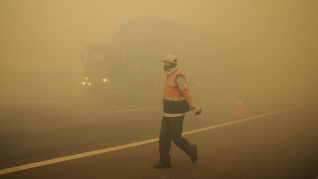 Kabut Asap Menebal di Palembang, Jarak Pandang 700 Meter