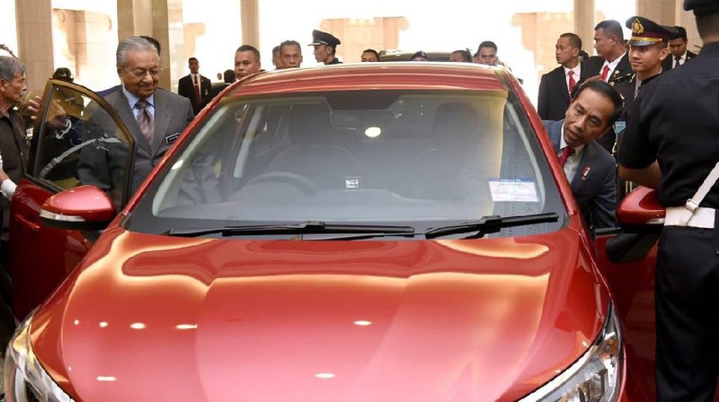 Di Malaysia Perdana Menteri Malaysia Mahathir Mohamad sempat menyopiri langsung Presiden Jokowi