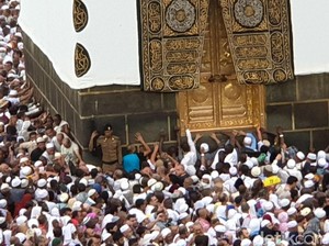 Umrah Pertama Kali Tak Bisa Mencium Hajar Aswad, Apakah Sah?