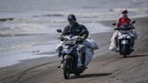 Sedikitnya lima pulau di Kabupaten Kepulauan Seribu ikut tercemar akibat tumpahan minyak milik PT Pertamina. (ANTARA FOTO/Sigid Kurniawan/ama)