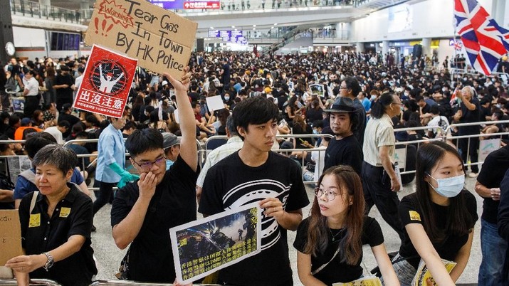 Demo Memanas, Bandara Hong Kong Lumpuh Bandara Internasional Hong Kong lumpuh total, Senin (12/8/2019)