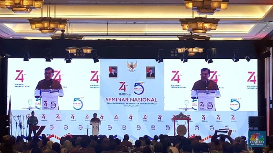 Wakil Presiden Jusuf Kalla menekankan pentingnya para pemuda untuk memulai bisnis.