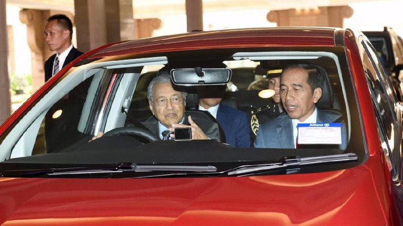 Di Malaysia Perdana Menteri Malaysia Mahathir Mohamad sempat menyopiri langsung Presiden Jokowi