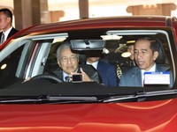 Pangkas Izin Habis-Habisan ala Jokowi Usai Disalip Malaysia