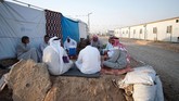 Sebagian besar warga Mosul, Irak, sampai saat ini memilih tinggal di kamp pengungsian, setelah kota mereka porak poranda akibat perang antara ISIS dan pasukan koalisi. (REUTERS/Abdullah Rashid)