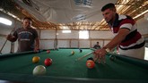 Warga Mosul justru lebih memilih tinggal di kamp pengungsian ketimbang di rumah karena fasilitas air bersih dan kesehatan dijamin tersedia. (REUTERS/Abdullah Rashid)