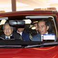 Sudah Sepuh Mahathir Masih Hobi Nyetir, Netizen Heran!