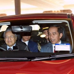 Mobil ASEAN Menggelinding di antara Pertemuan Jokowi-Mahathir