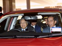 Sudah Sepuh Mahathir Masih Hobi Nyetir, Netizen Heran!