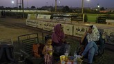 Selain digunakan untuk berlatih kuda, klub di Khartoum ini sering kali dikunjungi oleh keluarga yang ingin beristirahat menikmati malam hari. (REUTERS/Andreea Campeanu)