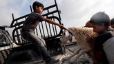 Muslim melakukan ibadah salat Idul Adha pada pagi hari perayaan. (REUTERS/Abed Omar Qusini)