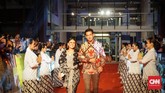 Bintang utama film Perburuan Adipati Dolken dan Ayushita melenggang di gelaran karpet merah Gala Premier Bumi Manusia. (CNNIndonesia/Agniya Khoiri)