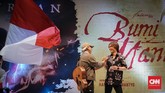 Iwan Fals dan Once berduet menyanyikan lagu tema film Bumi Manusia dalam lagu bertajuk Ibu Pertiwi secara langsung untuk pertama kalinya. (CNNIndonesia/Agniya Khoiri)