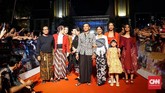 Para pemain pendukung film Bumi Manusia berfoto bersama di karpet merah Gala Premier, Jumat (9/8). (CNNIndonesia/Agniya Khoiri)