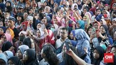 Antusias penggemar saat menghadiri acara gala premier Bumi Manusia dan Perburuan. (CNNIndonesia/Agniya Khoiri)