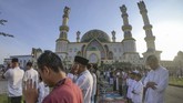 Umat muslim melaksanakan salat Idul Adha 1440 H di Islamic Centre Hubbul Wathan di Mataram, NTB, Minggu (11/8/2019). (ANTARA FOTO/Ahmad Subaidi)
