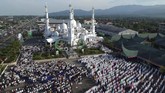 Foto udara sejumlah umat muslim melaksanakan salat Idul Adha, di pelataran parkir Masjid Baiturrahmah, Padang, Sumatera Barat, Minggu (11/8/2019). (ANTARA FOTO/Iggoy el Fitra)