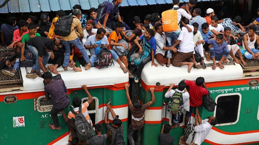 Banyak penumpang mengeluh karena harus menunggu berjam-jam di cuaca yang panas dan lembab.