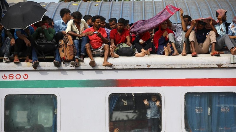 Banyak penumpang mengeluh karena harus menunggu berjam-jam di cuaca yang panas dan lembab.