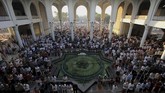 Ribuan umat Islam melaksanakan salat Idul Adha di Masjid Al Akbar Surabaya, Jawa Timur, Minggu (11/8/2019). (ANTARA FOTO/Didik Suhartono)