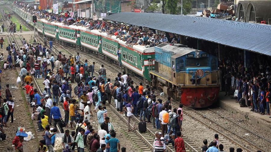 Banyak penumpang mengeluh karena harus menunggu berjam-jam di cuaca yang panas dan lembab.