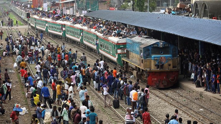 Mudik di Dhaka, Bangladesh People board atop an overcrowded passenger train as they travel home to celebrate Eid al-Adha festival at a railway station in Dhaka, Bangladesh, August 10, 2019. REUTERS/Mohammad Ponir Hossain