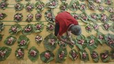 Di samping menjadi salah satu bentuk rasa syukur atas nikmat yang telah diberikan. Umat muslim menata daging kurban di atas daun jati sebelum didistribusikan di Masjid Margoyuwono, Panembahan, Keraton, Yogyakarta, Minggu (11/8/2019). (ANTARA FOTO/Andreas Fitri Atmoko)