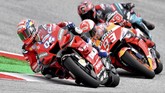 Andrea Dovizioso dan Marc Marquez kemudian berhasil meninggalkan para pebalap di belakang mereka dan menciptakan persaingan dua pebalap. (AP Photo/Kerstin Joensson)