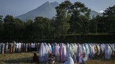 Warga melaksanakan salat Idul Adha 1440 H di lapangan Dusun Kalitengah Lor , Glagaharjo, Cangkringan, Sleman, DI Yogyakarta, Minggu (11/8/2019). (ANTARA FOTO/Hendra Nurdiyansyah)