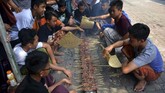 Santri saat bakar sate massal di Pondok Pesantren (Ponpes) Tebuireng Jombang, Jawa Timur, Minggu (11/8/2019). Tradisi nyate bareng setiap hari raya Idul Adha tersebut untuk mempererat rasa kebersamaan di antara para santri Pesantren Tebuireng. (ANTARA FOTO/Syaiful Arif)