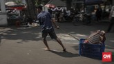 Suasana pemotongan hewan kurban di Masjid Cut Meutia, Jakarta, Minggu, 11 Agustus 2019. (CNN Indonesia/Bisma Septalisma)