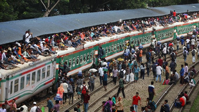 Banyak penumpang mengeluh karena harus menunggu berjam-jam di cuaca yang panas dan lembab.