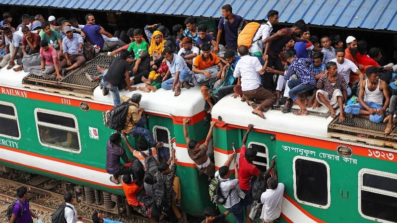 Banyak penumpang mengeluh karena harus menunggu berjam-jam di cuaca yang panas dan lembab.