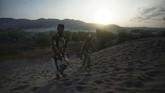 Umat muslim di Yogyakarta juga tampak sedang melintasi gumuk pasir saat hendak melaksanakan ibadah salat Idul Adha 1440 H di Parangkusumo, Bantul, DI Yogyakarta (Antara Foto/Andreas Fitri Atmoko)