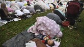 Warga melaksanakan salat Idul Adha di Lapangan Astrid, Kebun Raya Bogor, Bogor, Jawa Barat, Minggu (11/8/2019). (ANTARA FOTO/Akbar Nugroho Gumay)