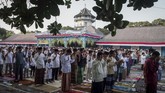 Umat Islam melaksanakan salat Idul Adha 1440 H di Keraton Kasunanan Surakarta, Solo, Jawa Tengah, Minggu (11/8/2019). (ANTARA FOTO/Mohammad Ayudha)