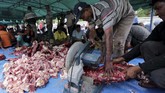 Warga bergotong royong menyembelih dan memotong daging sapi pada hari raya kurban Idul Adha di Desa Ilie Ulee Kareng, Banda Aceh, Aceh, Minggu (11/8/2019). Daging kurban tersebut dibagikan kepada anak yatim, fakir dan miskin. (ANTARA FOTO / Irwansyah Putra)